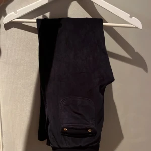 Juicy couture  - Säljer mina mörkblåa juicy bara för att dom e alldeles för korta för mig, storlek 10/11 och är i bra skick💕 och köpta för runt 700