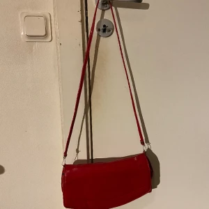 Väska  - En söt axelremsväska med spegel på insidan! ❣️