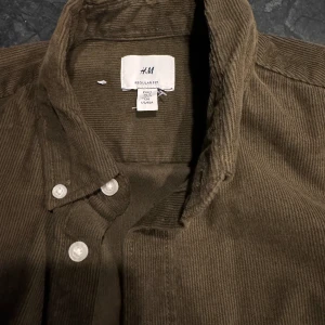 Overshirt från hm - Hej,   Haft på mig den här 1 gång innan den blev för liten, det är en fin overshirt från hm som är i perfekt skick. Skulle säga att den passar S och eventuellt mindre storlek i M. Pris kan diskuteras! 