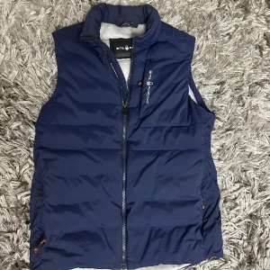 Sail racing väst  - En sail racing väst i top skick, det finns inga skador eller så på nåt vis, den har tre fickor, storlek medium. För mer info skicka ett dm. Frakt sker även omedelbart 