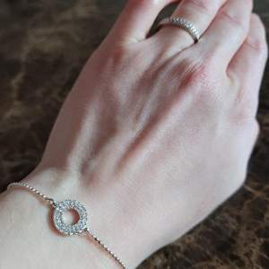Ett armband och en ring, båda från märket Snö of Sweden. Ringen har måttet cirka 16,9 mm. 