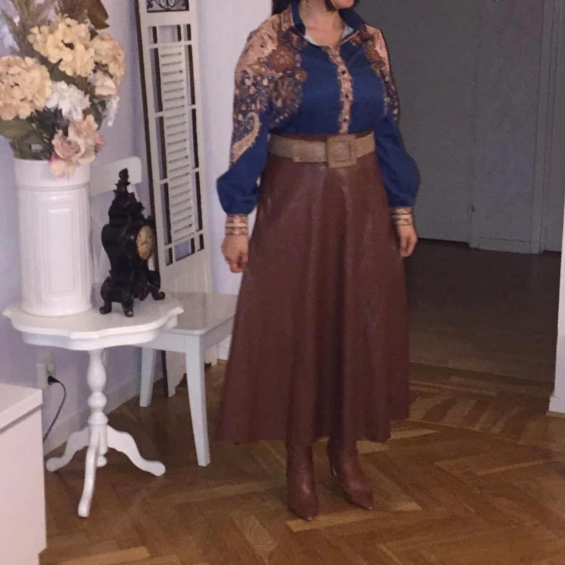 Så snygg blus skjorta och skinn kjol lång