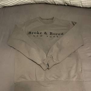 Brun winwin tröja, storlek m. med tryck ( broke & bored) aldrig använd inga hål eller fläckar