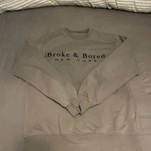 Brun winwin tröja - Brun winwin tröja, storlek m. med tryck ( broke & bored) aldrig använd inga hål eller fläckar