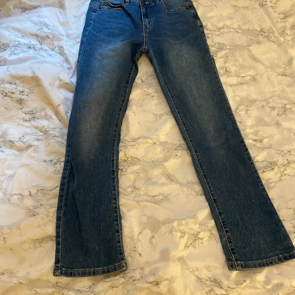 Jättefina slim Jeans nästan oanvända säljer eftersom att dem inte passar. Jeans & Byxor.