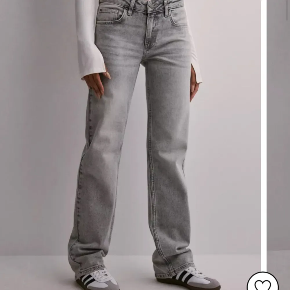 Skitsnygga gråa jeans från Nelly, low waist. Aldrig använt/säljer pga retur. Jag är 173 och de va typ 5cm för korta.  Köpte för 599kr säljer för 499kr. Jeans & Byxor.