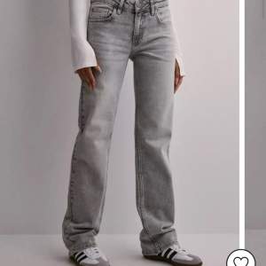 Skitsnygga gråa jeans från Nelly, low waist. Aldrig använt/säljer pga retur. Jag är 173 och de va typ 5cm för korta.  Köpte för 599kr säljer för 499kr