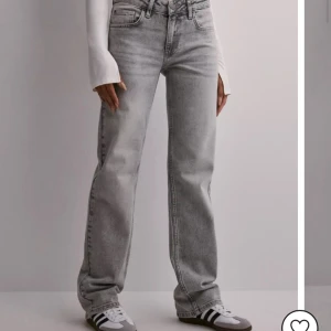 Gråa jeans  - Skitsnygga gråa jeans från Nelly, low waist. Aldrig använt/säljer pga retur. Jag är 173 och de va typ 5cm för korta.  Köpte för 599kr säljer för 499kr