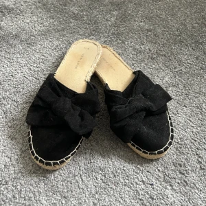 Sommarskor med rosett - Söta sommarskor med rosett i mochaliknande material