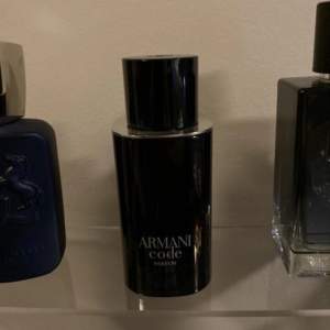 Säljer nu min Armani Code Parfum då min parfymkollektion börjar bli lite stor och behövs rensas. Det är ca 70 av 75 ml kvar. Köpt på Cocopanda för 906kr. Kan gå ner i pris vid snabb affär💨 Mvh Algot
