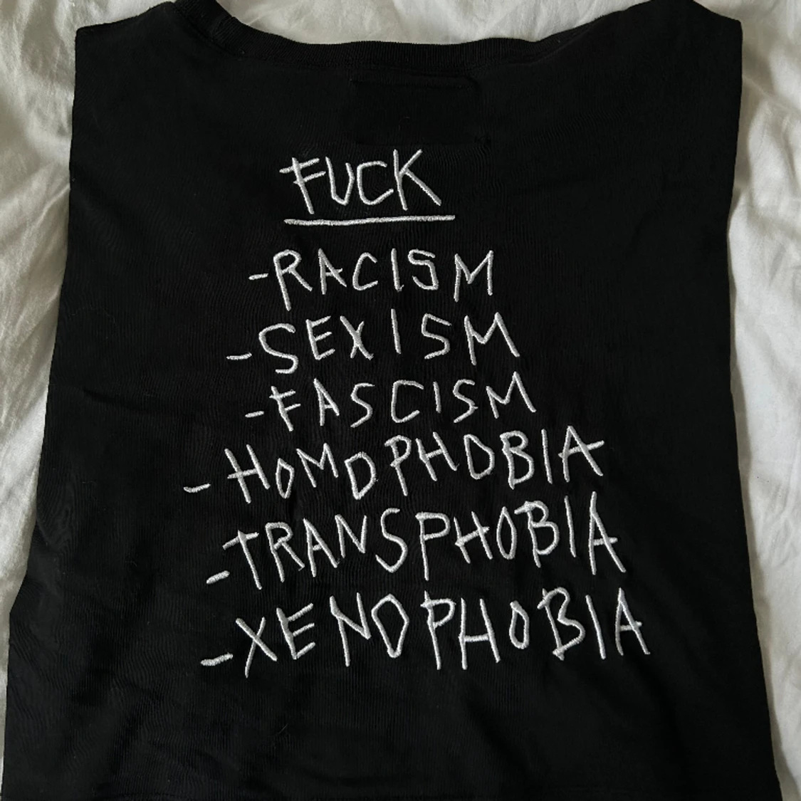 !!SELLOUT!! croppad t-shirt med texttryck 🖤 - 91