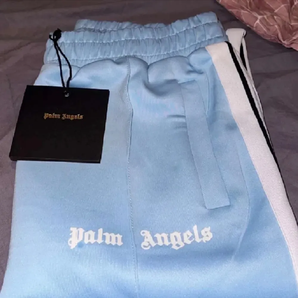 Palm Angels byxor ljusblå färg. Ny skick inte använt för jag är för smal. Storlek M. Skick 10/10. Säljer för 700 kr om någon köper innan 10de mars säljer jag den för 550 kr.. Jeans & Byxor.
