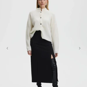 Svart långkjol - Säljer denna perfekta långa kjolen från Gestuz. Jättefint skick. Kjolen är väldigt användbar och passar till väldigt mycket. Nypris: 1399kr