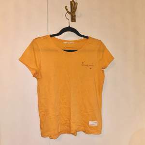 Söt topp/t-shirt i orange färg från Odd Molly. Rynkad detalj på ryggen. Storlek 0 vilket motsvarar ca XS. Nyskick. 