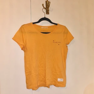 Söt topp från Odd Molly  - Söt topp/t-shirt i orange färg från Odd Molly. Rynkad detalj på ryggen. Storlek 0 vilket motsvarar ca XS. Nyskick. 