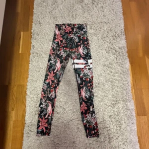 Stronges tights  - Supersnygga stronger tights med djungelmönster! Jättebekväma och sitter superfint på!