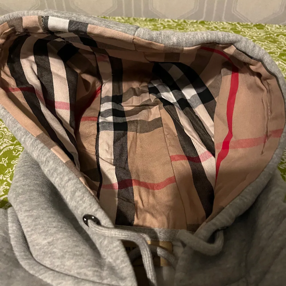 Oanvänd burberry kofta med tags, kan gå ner i pris vid snabb affär 1:1 kopia. Hoodies.