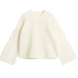 Vit stickad tröja 🤍 - Jätte fin vit stickad tröja!Säljer för att den kommer inte till användning ,ser ganska ny ut🫶🏼kom pv för frågor💗