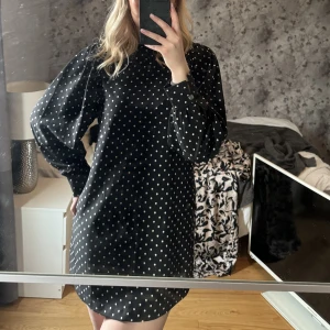 Prickig klänning - Superfin klänning som jag endast använt en gång. Tycker den är för kort på mig som är 174 cm. Gjord i främst polyester, och är perfekt för vår och sommar😍 Knapp bak i nacken för att stänga!