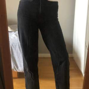 Svarta loose straight högmidjade jeans i storlek 36 från HM. Inga hål eller skador💕 kom privat för fler bilder eller frågor, priset kan diskuteras💕