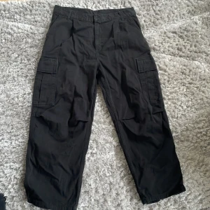 Carhartt WIP cargos - Svarta Carhartt cargos med en lös passform. 2 cargo fickor, 2 backfickor och 2 sid fickor. Ny pris ca 1400 kr  Har använts mycket! Inga skador eller tydliga fäckar