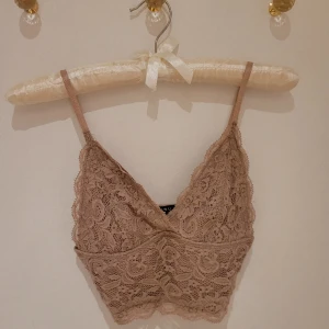 Spets linne - Jättegulligt linne i rosa/brun färg i skönt material och fint skick💕