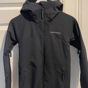 Peak performance vind jacka - Säljer en superfin vindjacka från peak performance då den tyvärr är lite för liten. Den är i nyskick och storlek XS. Jag har inte hittat exakt denna men har hittat liknande som har nypris på ca 2500. Säljer för 500kr men pris kan diskuteras😍