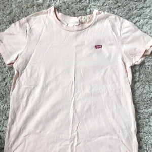 Levis tröja  - Säljer en Levis tröja som nästan aldrig har blivit använd 💕