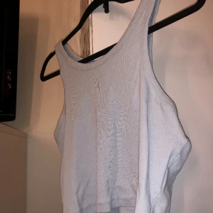 Linne - Super sött linne i en babyblå färg. Köpt sommaren 2023. Tyvärr kom den inte till användning så ofta eftersom den var lite för stor på mig.