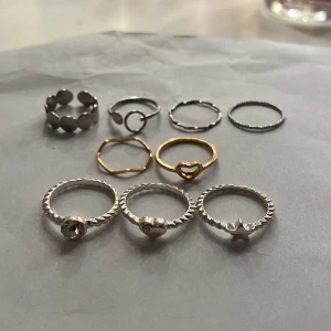 10 ringar guld och silver - Säljer nu dessa pga att jag aldrig använder de. De är i både guld och silver 