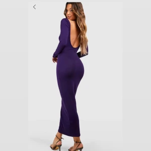 Klänning  - Säljer denna ursnygga klänning från boohoo. Pågrund av att den är för stor på mig 💜