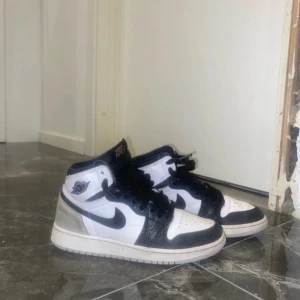 Ett par Nike Air Jordans skor. - Säljer ett par Nike Air Jordans skor i storlek 35, köpte dessa från Kanada för 1100kr, säljer för 550kr. De är i väldigt bra skick, har inga skador och man får ett rosa snöre med i köpet! Har användes ett par gånger, skriv till mig för fler frågor!