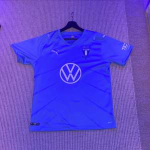 En Malmö FF T-shirt, Storlek L. Inte använd alls, pga att den är för stor. Jag tror de är 2021/2022 Säsongen