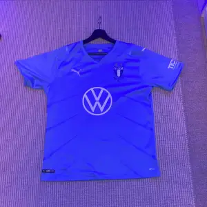 En Malmö FF T-shirt, Storlek L. Inte använd alls, pga att den är för stor. Jag tror de är 2021/2022 Säsongen