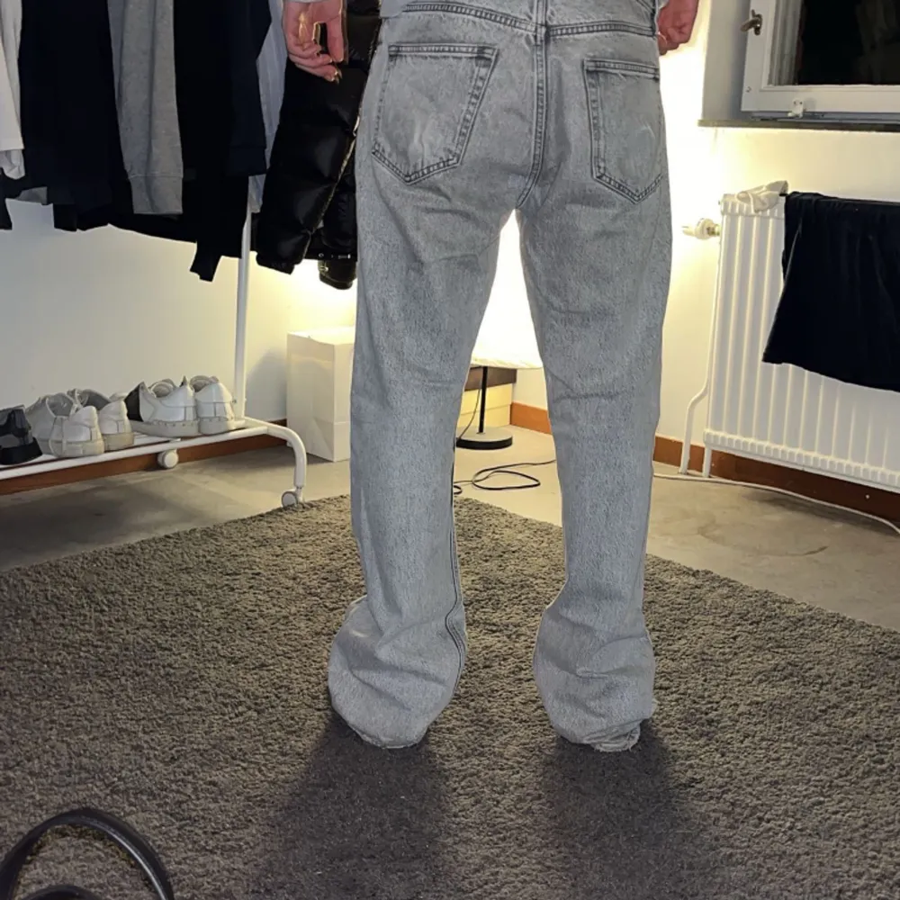 Tjena! Säljer nu dessa supersnygga ljusgrå jeansen från märket HOPE. Säljer dem för det sitter för stort på mig. Köpte dom för 1600kr.. Jeans & Byxor.