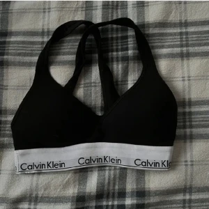 Calvin klein bh - Säljer denhär calvin klein bh men tryck inte på in och köp skriv till mig innan💕