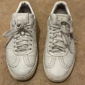 Valentino Flycrew 40 - Säljer ett par valentino skor, finns lite slitage på utsidan men helt acceptabelt skick! Slitna på insidan! Alla nitar finns kvar! Bara skorna medföljer!