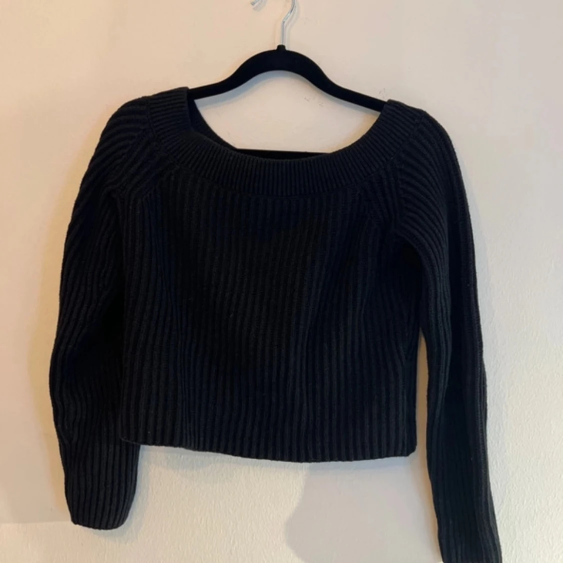 Svart of shoulder tröja