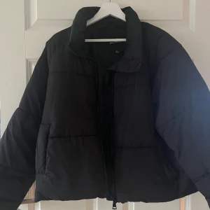 Pufferjacka - Svart pufferjacka från Monki i storlek M, mycket bra skick. Nypris: 400kr