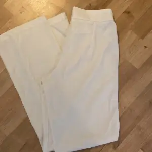 Superfina vita kostymbyxor från BikBok💕 De är lite smått genomskinliga