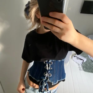 Korsett - Säljer den här perfekta denim korsetten man kan ha över massa olika tröjor! Så cool