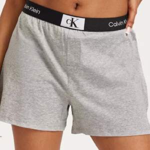 Calvin Klein shorts, avklippta lappar men såg i orderhistorik att dem är i storlek XL. Passar mindre också. Nypris 549kr 🩷