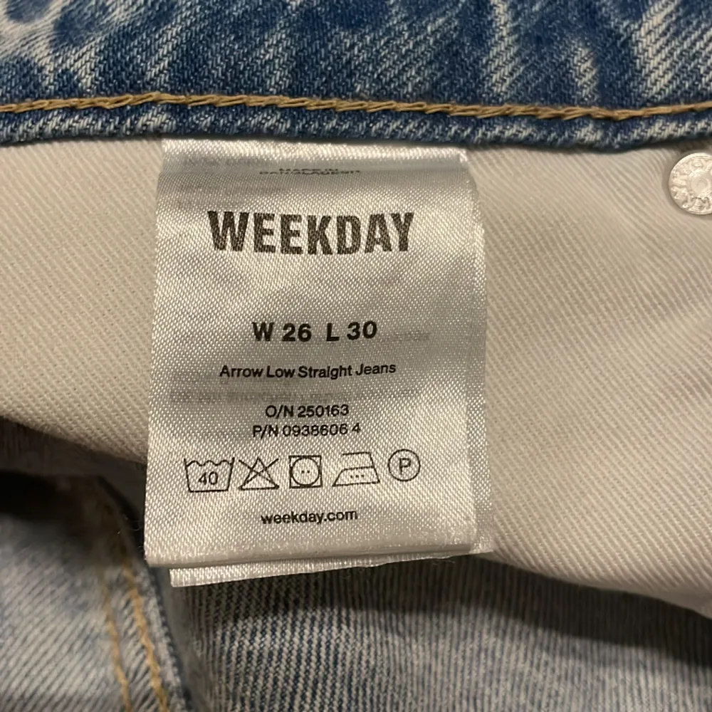Lågmidjade raka jeans från weekday i modellen arrow. Så snygga, men för små för mig. W26 L30. Jeans & Byxor.