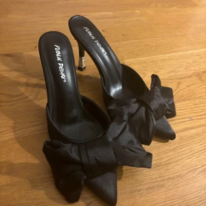 Klackar - Såå fina spetsklackar med rosetter🥰 aldrig använda