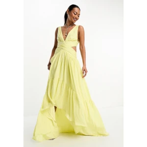 Klänning  - Jag har missat returdatumet till denna fina klänning, då jag råkade hitta en annan som passade mig bättre. Är det någon som är intresserad av att köpa? Aldrig använd och alla lappar är kvar