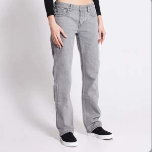 Ett par gråa jättefina jeans från lager 157! Den är modellen ”icon” men lågmidjade och straight passform. Jättebraskick, supergulliga och säljs pga att de är för små💗 Skriv för prisförslag eller frågor! 🥰