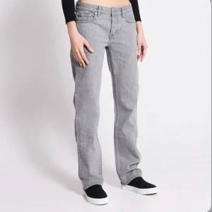 low waist jeans 💗 - Ett par gråa jättefina jeans från lager 157! Den är modellen ”icon” men lågmidjade och straight passform. Jättebraskick, supergulliga och säljs pga att de är för små💗 Skriv för prisförslag eller frågor! 🥰