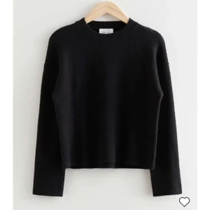 Other stories tröja - Säljer min other stories tröja i svart, tryck köp nu❤️❤️