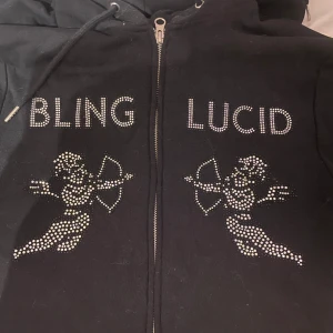 Bling lucid tröja - Strl Xs! Säljs för att den ej passar❤️HELT oanvänd då sidan ej tar returer❤️❤️skriv vid intresse!  