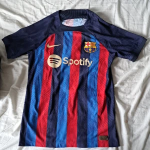 Barcelona tröja - Nu säljer jag min barcelona tröja pga att den inte används längre. Skicket är 9,5/10 använd max 5 gånger. Modellen: hemma tröja 21-22 vapor edition, nypris runt 1500. Köpt på unisport. Kan sänkas vid snabb affär.Skriv vid minsta fråga eller fundering